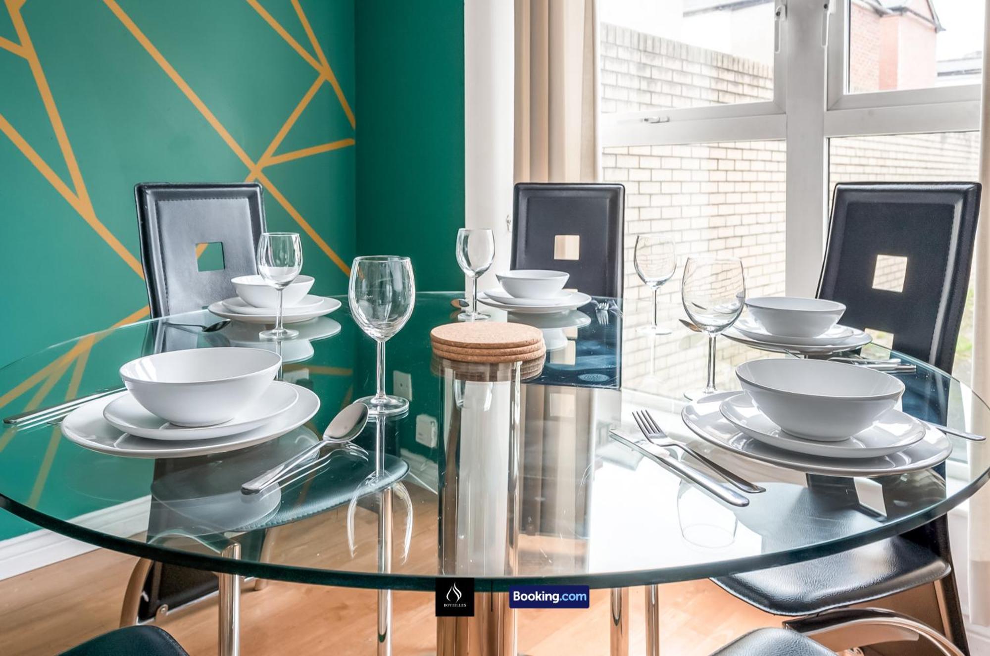 2 Bed House By Boyeilles Apartments Short Lets & Serviced Accommodation Belfast With Balcony & Free Parking Екстер'єр фото