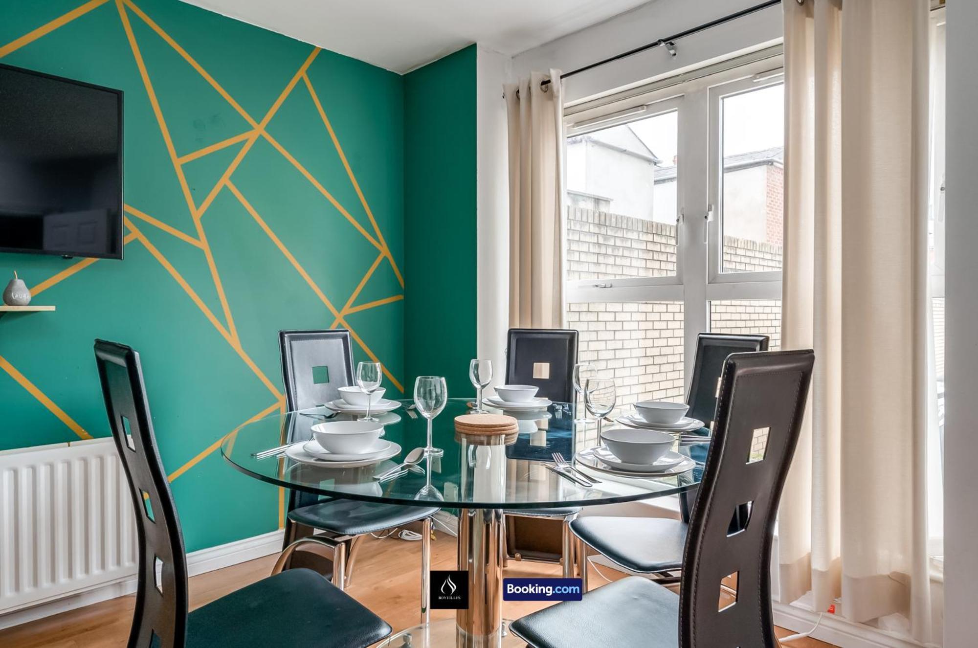 2 Bed House By Boyeilles Apartments Short Lets & Serviced Accommodation Belfast With Balcony & Free Parking Екстер'єр фото