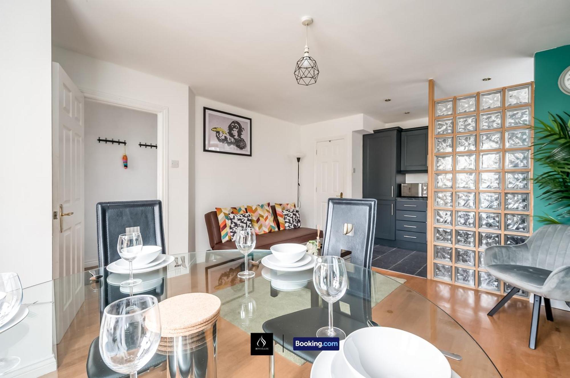 2 Bed House By Boyeilles Apartments Short Lets & Serviced Accommodation Belfast With Balcony & Free Parking Екстер'єр фото