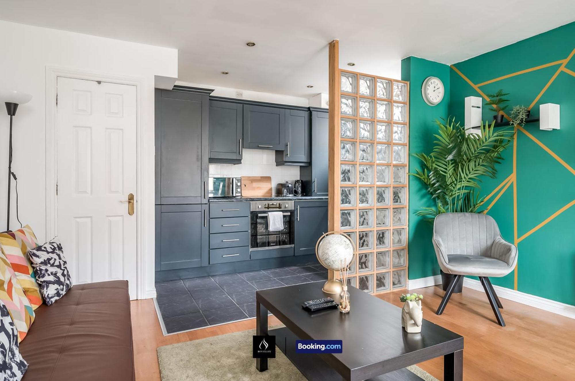 2 Bed House By Boyeilles Apartments Short Lets & Serviced Accommodation Belfast With Balcony & Free Parking Екстер'єр фото