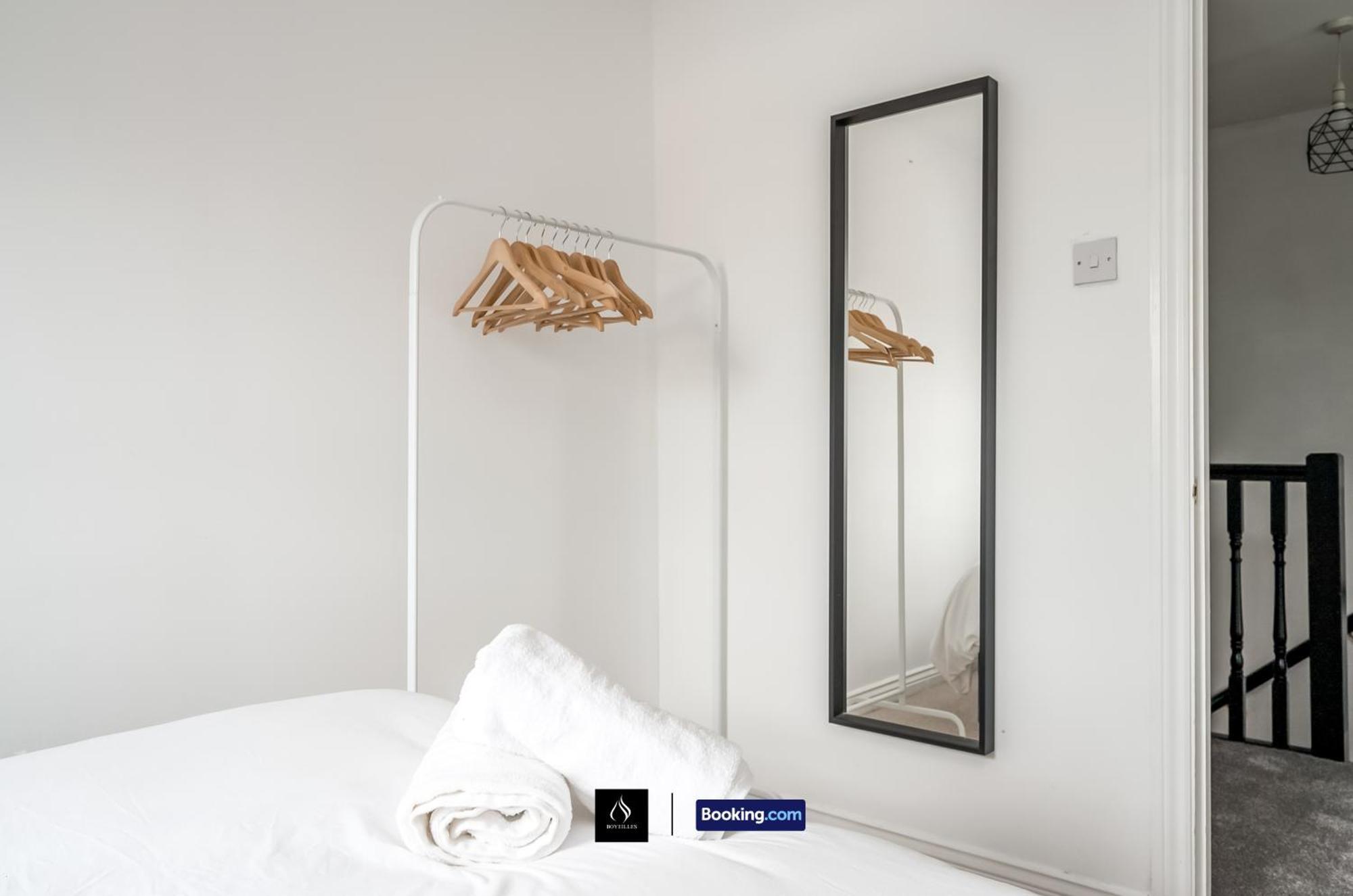 2 Bed House By Boyeilles Apartments Short Lets & Serviced Accommodation Belfast With Balcony & Free Parking Екстер'єр фото