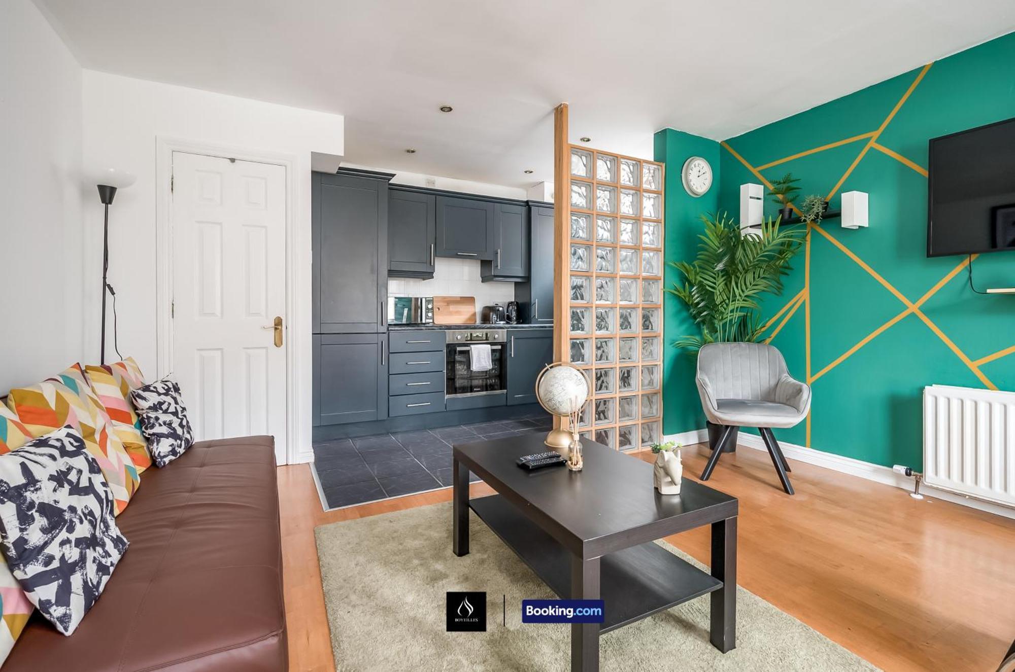 2 Bed House By Boyeilles Apartments Short Lets & Serviced Accommodation Belfast With Balcony & Free Parking Екстер'єр фото