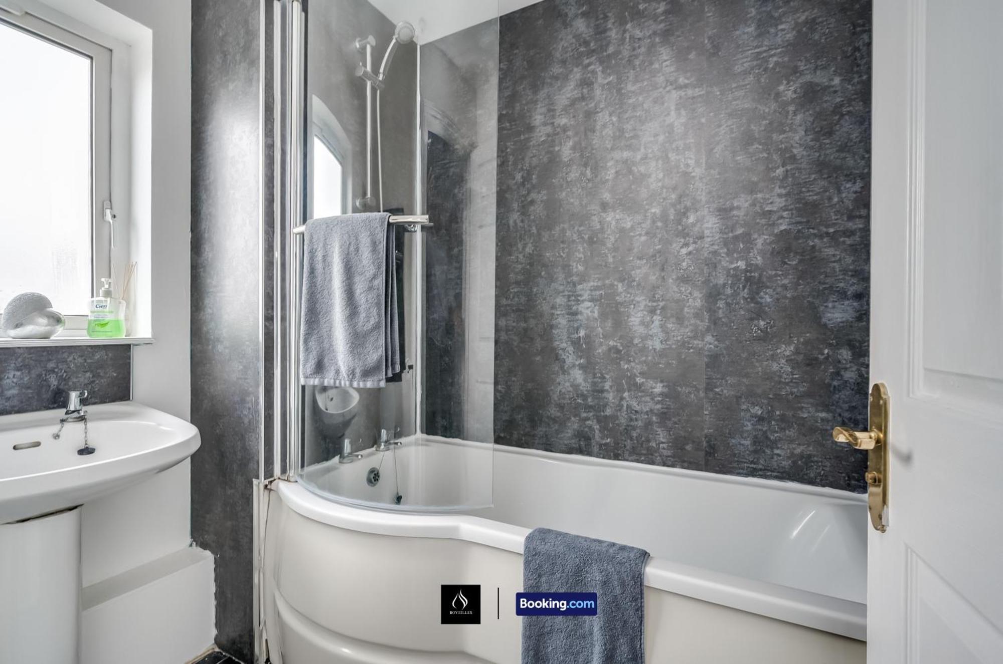 2 Bed House By Boyeilles Apartments Short Lets & Serviced Accommodation Belfast With Balcony & Free Parking Екстер'єр фото