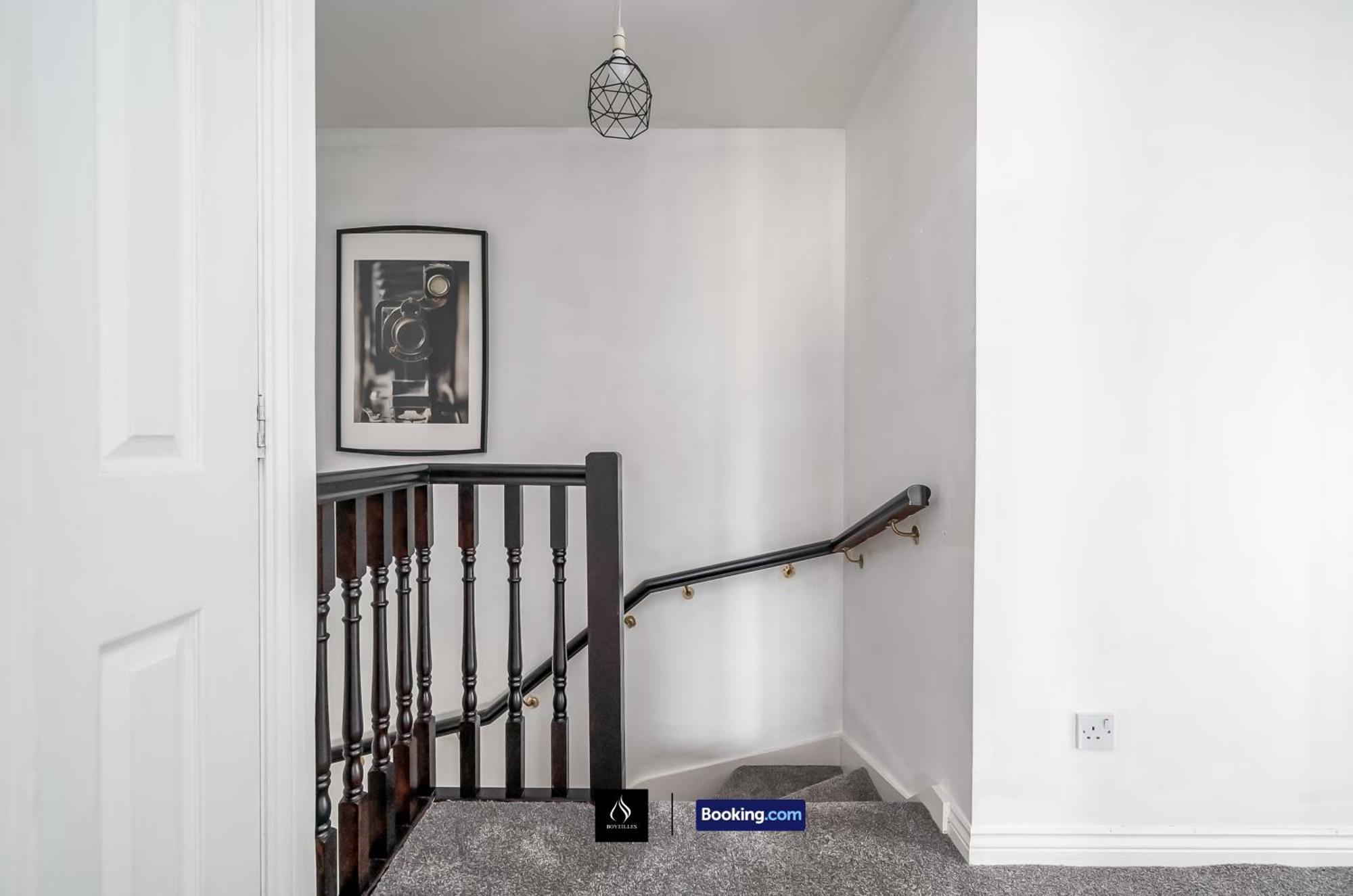 2 Bed House By Boyeilles Apartments Short Lets & Serviced Accommodation Belfast With Balcony & Free Parking Екстер'єр фото